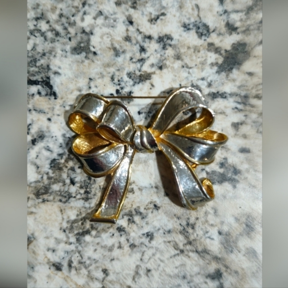 Large Mixed Metal Bow Pin